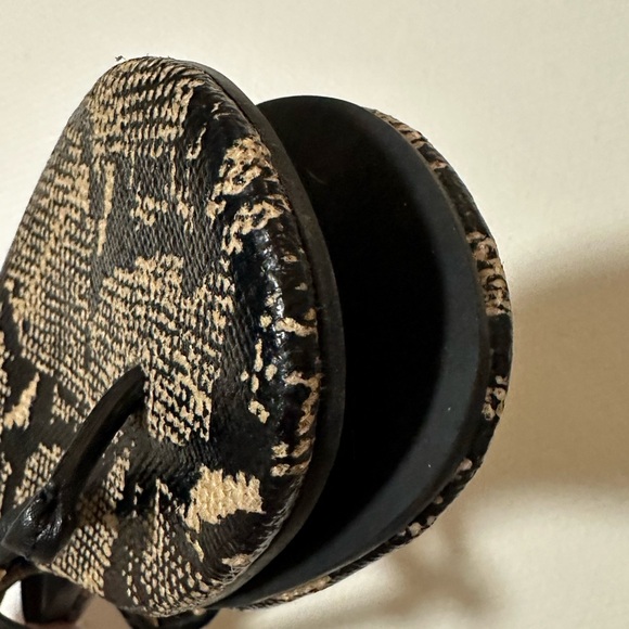 Tory Burch T-Bar Flat Sandals Snakeskin Print/Black Size 9 EUC - Picture 5 of 10